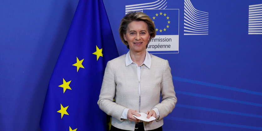 Ursula von der Leyen vor einer Europafahne