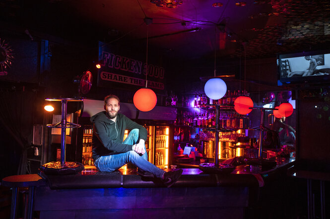 Kevin Groß auf der Bar im Ficken 3000