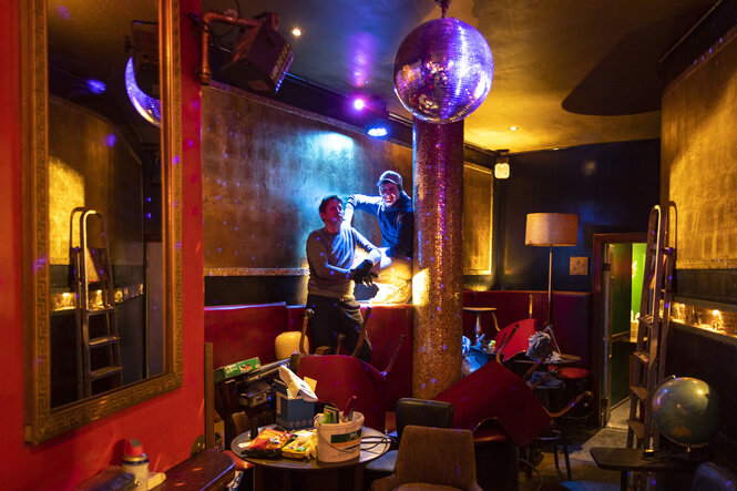 Ulrich Simontowitz und Sebastian Pagel in der Berliner Traditionsbar Hafen