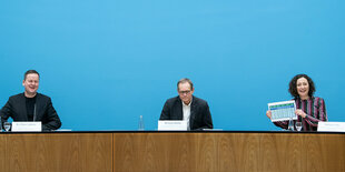 Das Foto zeigt den Regierenden Bürgermeister Michael Müller (SPD) zwischen seinen Stellvertretern Klaus Lederer (Linkspartei) und Ramona Pop (Grüne).