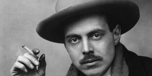 Wyndham Lewis mit Hut und glimmender Zigarette