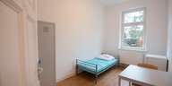 Blick in ein Zimmer in einem Mehrfamilienhaus im Stadtteil Döhren, in dem Obdachlose untergebracht werden.