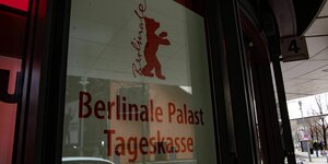 "Berlinale Palast - Tageskasse" steht auf dem Schild an einer Scheibe am Marlene-Dietrich-Platz.