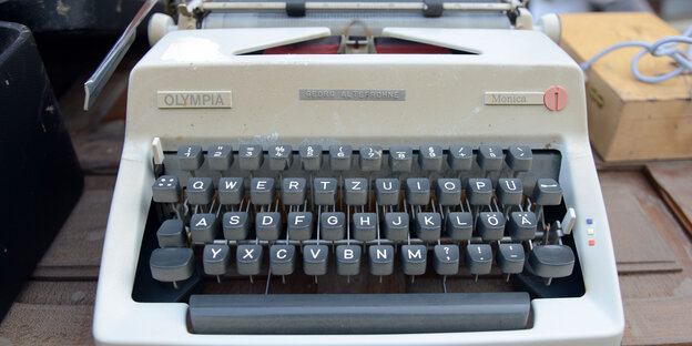 Eine alte Schreibmaschine von Olympia.