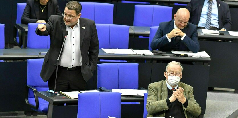 Szene aus dem Bundestag - Mitgleider der AFD an ihren Plätzen