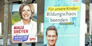 Wahlplakat Malu Dreyer, im Vordergrund ein Wahlplakat der CDU mit Christian Baldauf