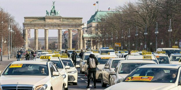 Zahlreiche Taxis stehen vor dem Brandenburger Tor