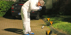 Ein Mann bei der Spurensicherung an einem Tatort.