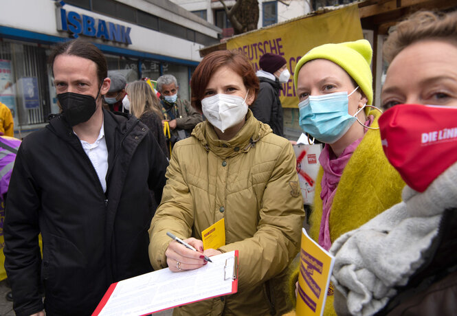 Mehrere PolitikerInnen mit Maske schauen in die Kamera