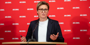 Linken Vorsitzende Susanne Hennig-Wellsow vor roter Wand