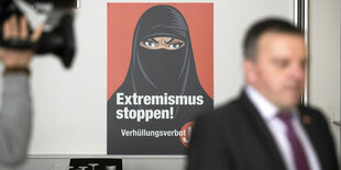 Walter Wobmann vor "Ja"-Plakat.