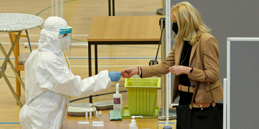 Eine CDU-Landesvertreterin beim Schnelltest.