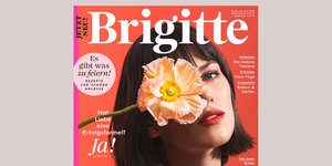 Cover des Magazins Brigitte. Eine Frau mit braunen Haaren mit einer Blume vor dem Gesicht