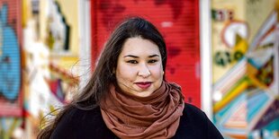 Ikram Errahmouni-Rimi vor einer bunten Hauswand in Bremen