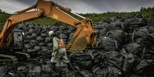 Millionen Säcke mit radioaktivem Müll türmen sich in Fukushima.