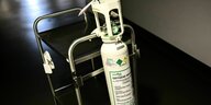 Medizinische Sauerstoffflasche auf einem Rollwagen in einem Krankenhausflur