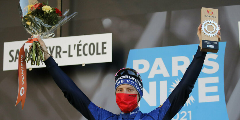 Der Ire Sam Bennett freut sich nach seinem Sieg auf der 1. Etappe des Rennens Paris-Nizza.