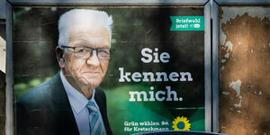 Ein Wahlplakat der Grünen in Baden-Württemberg zeigt Winfried Kretschmann: Sie kennen mich steht daneben