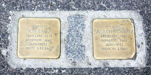 Zwei Stolpersteine aus Messing in Oslo mit den Namen zweier nach Auschwitz deportierter Juden im Jahr 1942 und 1943