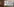Blonde Frau mit Brille sitzt vor einem Computer-Bildschirm