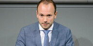 Der Ex-Bundestagsabgeordnete Nikolas Löbel auf eine roten Sofa