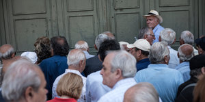 Menschen vor einer Bankfiliale in Athen