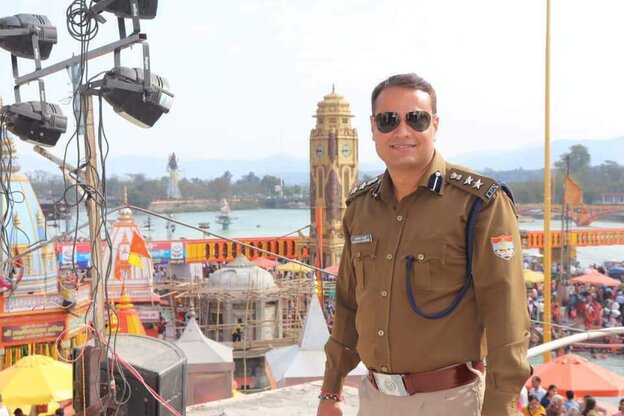 Mann steht in Uniform auf Anhöhe vor der Badestelle Har-Ki-Pauri Mann steht in Uniform auf Anhöhe vor der Badestelle Har-Ki-Pauri