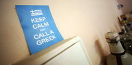 Schild mit Aufschrift „Keep calm call a greek“