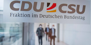 Auschift auf einer Glasscheibe: CDU, CSU