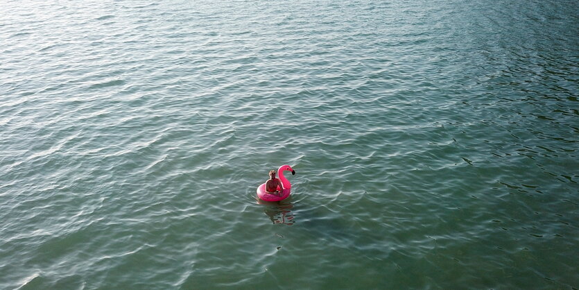 Man sieht einen Menschen im Meer schwimmen