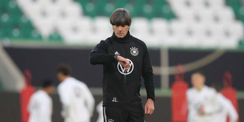 Bundestrainer Jogi Löw schaut auf seine Armbanduhr