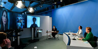 Bundeskanzlerin Angela Merkel in einem Studio beim digitalen Integrationsgipfel