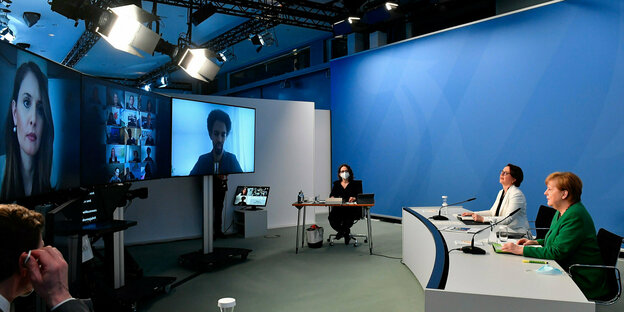 Bundeskanzlerin Angela Merkel in einem Studio beim digitalen Integrationsgipfel