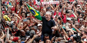 Brasiliens Ex-Präsidenten Lula da Silva mit Brasilienflagge bei einem Bad in der Menge im November 2019