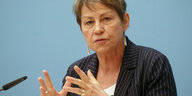 Das Foto zeigt Sozialsenatorin Elke Breitenbach von der Linkspartei mit gestikulierenden Händen.