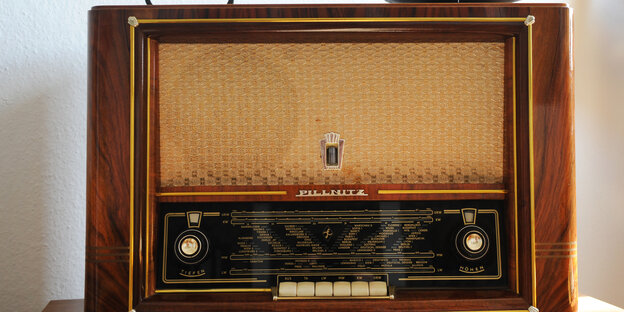 Ein historisches Radio mit Holzverkleidung