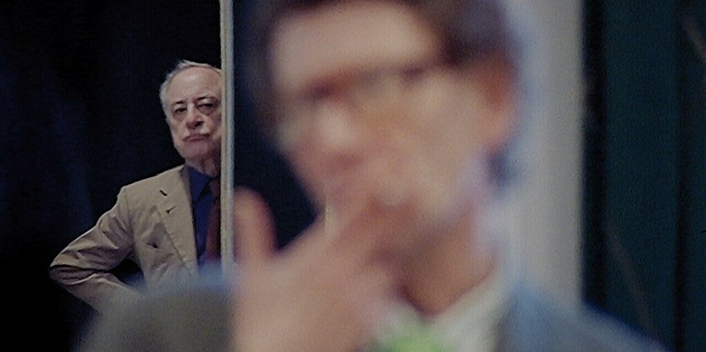 Pierre Bergé hinter Yves Saint Laurent in der Dokumentation „Celebration“ (2007/2018)