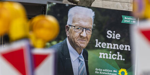 Baden-Württembergs grüner Ministerpräsident Winfried Kretschmann auf einem Wahlplakat hinter einer Baustelle