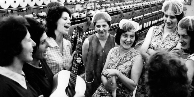 Singende Frauen in einer DDR Fabrik