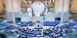 Das Plenum ist der Mittelpunkt des Deutschen Bundestages - verwischte Darstellung