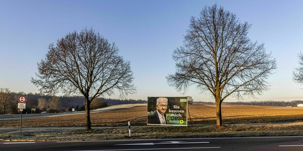 Wahlplakat für Winfried Kretschmann steht in der Landschaft