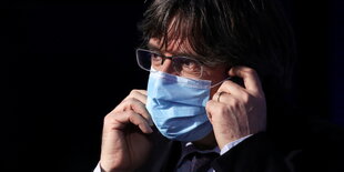 Portrait von Carlos Puigdemont, der eine Maske trägt