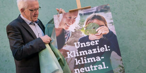 Winfried Kretschmann, Ministerpräsident von Baden-Württemberg, bei der Enthüllung der Wahlplakate von den Grünen zur kommenden Landtagswahl in Baden-Württemberg