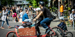 Lastenfahrrad mit Kindersitz im Strassenverkehr in Berlin