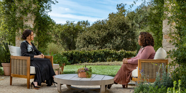 Oprah Winfrey sitzt gegenüber Ex-Royal Meghan Markle in einem idyllischen Garten
