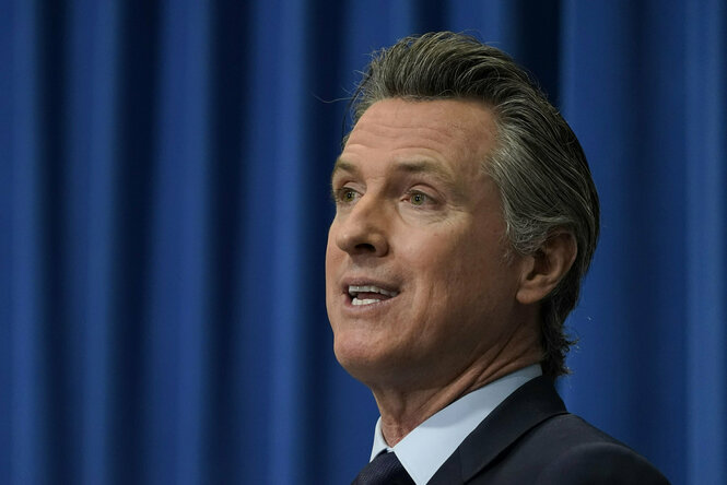 Der Gouverneur Gavin Newsom vor blauem Hintergrund