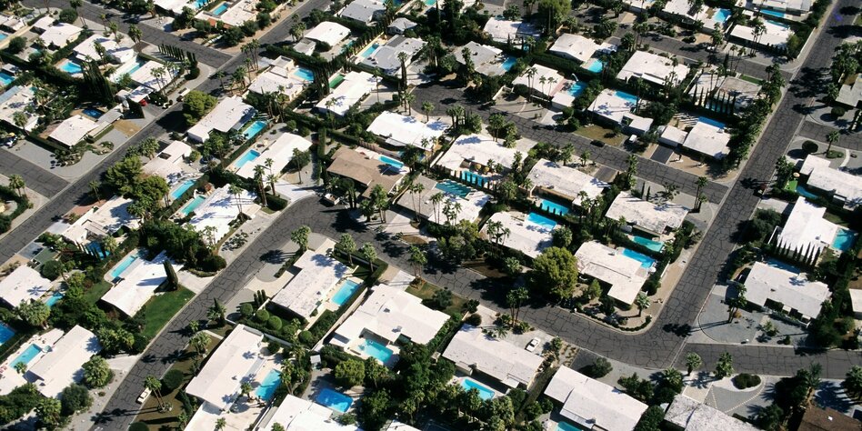 Luftaufnahme von vielen Häusern mit Swimmingpools und großen Gärten