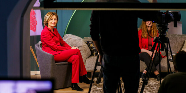 Ministerpräsidentin Malu Dreyer sitzt in einem Fernsehstudio in Wohnzimmer-Look
