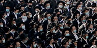 Ultraorthodoxe jüdische Männer in schwarz gekleidet mit Hüten auf einer Straße in Jerusalem