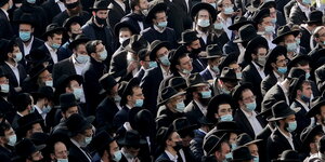 Ultraorthodoxe jüdische Männer in schwarz gekleidet mit Hüten auf einer Straße in Jerusalem